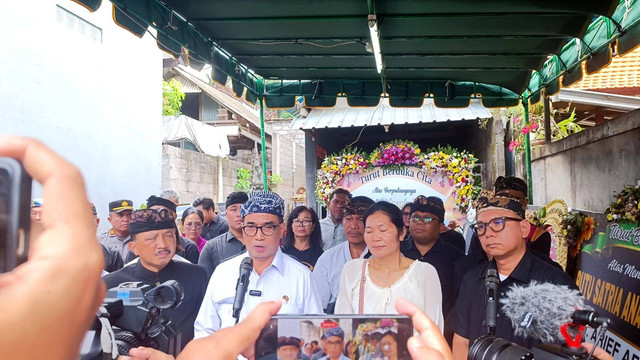 Menteri Perhubungan (Menhub) Budi Karya Sumadi saat melayat ke rumah taruna STIP, Satria di Desa Gunaksa, Kabupaten Klungkung, Bali, Kamis (9/5/2024). Foto: Denita BR Matondang/kumparan
