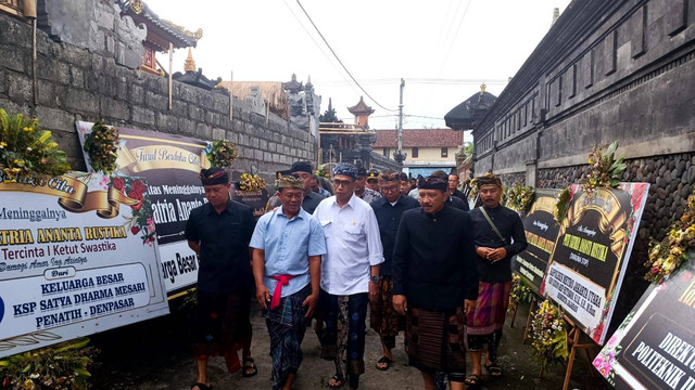 Menteri Perhubungan (Menhub) Budi Karya Sumadi saat melayat ke rumah taruna STIP, Satria di Desa Gunaksa, Kabupaten Klungkung, Bali, Kamis (9/5/2024). Foto: Denita BR Matondang/kumparan