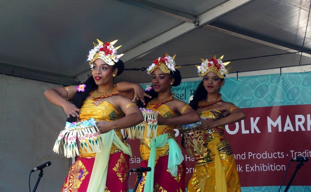 Gambar: Salah satu penampilan tari tradisional dari Bali dalam acara Indonesian Folk Market di Mossel Bay. Sumber: www.kemlu.go.id
