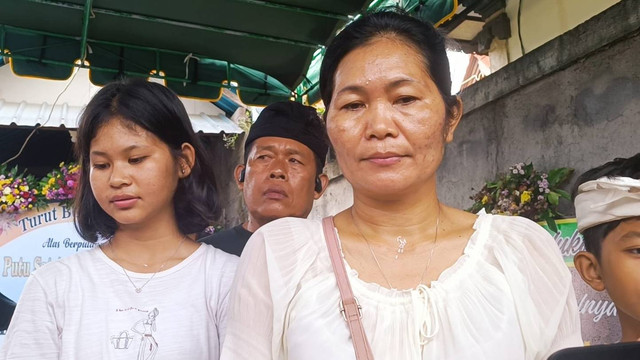 Kadek Anandita Pradnya Swari dan Ni Nengah Rusmini, adik dan ibu taruna STIP yang tewas dianiaya senior. Foto: Denita BR Matondang/kumparan