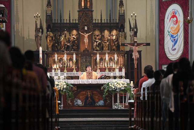Romo Yohanes Deodatus memimpin ibadah misa kenaikan Isa Almasih di Gereja Katedral, Jakarta, Kamis (9/5/2024). Foto: Akbar Nugroho Gumay/ANTARA FOTO