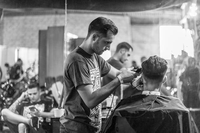 Ilustrasi Model Rambut Korea Tipis Samping. Sumber: Pexels/Lorentzworks