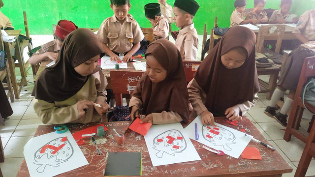 melibatkan siswa dalam aktivitas yang memacu kreativitas sebagai implementasi kurikulum merdeka. (sumber; dokumen pribadi)
