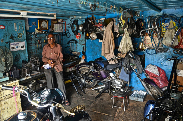Bengkel motor di Tebet, foto hanya ilustrasi, bukan tempat sebenarnya: Unsplash/Palash Jain