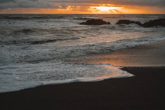 Pilihan Pantai di Kota Pariaman. Foto Hanya Ilustrasi. Sumber Foto: Unsplash.com/Loekfan Sjaifoedin