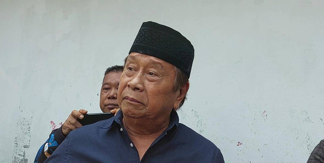 Pedangdut Mansyur S. di rumah duka Jhonny Iskandar di kawasan Sentul, Bogor, Jumat (10/5). Foto: Aprilandika Pratama/kumparan