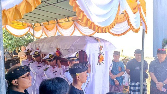 Prosesi Ngaben Putu Satria Ananta Rustika, Taruna STIP Jakarta, di Klungkung, Bali, Jumat (10/5). Foto: Denita BR Matondang/kumparan