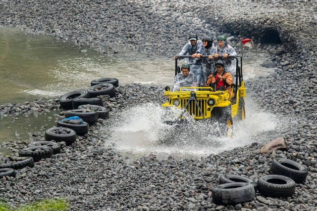 Wisatawan menggunakan jasa Jeep Lava Tour Merapi di kawasan Kalikuning, Cangkringan, Sleman, D.I Yogyakarta, Jumat (10/5/2024). Foto: Andreas Fitri Atmoko/Antara Foto