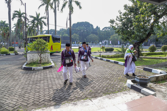Calon jemaah haji di Asrama Haji Pondok Gede, Jakarta Timur, Sabtu (11/5/2024).  Foto: Jamal Ramadhan/kumparan