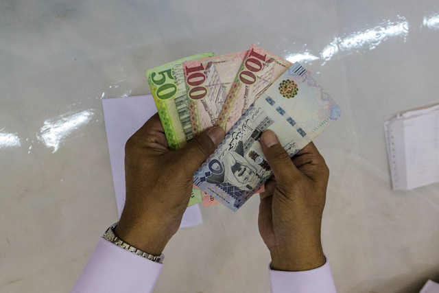 Living cost untuk calon jemaah haji di Asrama Haji Pondok Gede Jakarta, Sabtu (11/5/2024).  Foto: Jamal Ramadhan/kumparan