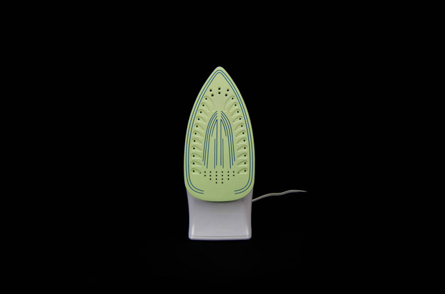 Ilustrasi cara membersihkan setrika yang lengket. Sumber: Unsplash/Marcos Ramírez. 