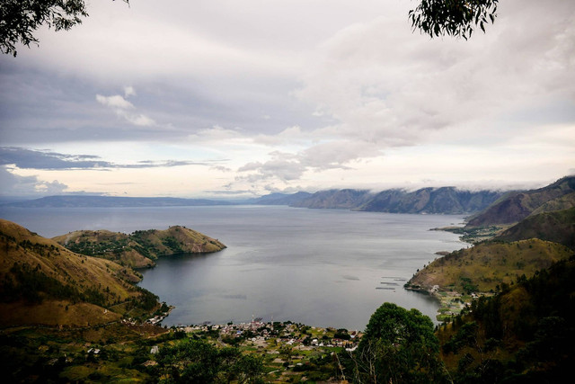 Bukit Holbung Samosir. Foto hanya ilustrasi, bukan gambar sebenarnya. Sumber: Unsplash/ Marcel Ardivan. 