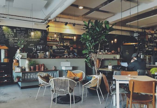 Cafe Halaman Bandung. Foto hanyalah ilustrasi bukan tempat sebenarnya. Sumber: Unsplash/Daanelise
