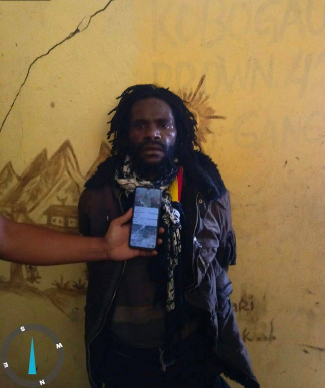 Petugas menunjukan pelaku pembunuhan Danramil Aradide ditangkap. Foto: Dok. Satgas Damai Cartenz