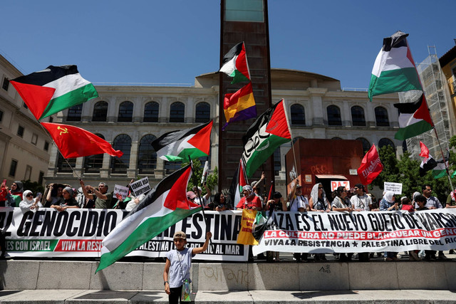 Demonstran Pro-Palestina mengibarkan bendera saat mereka menyerukan gencatan senjata di Gaza, selama Hari Nakba, di Madrid, Spanyol, Sabtu (11/5/2024). Foto: Isabel Infantes/REUTERS