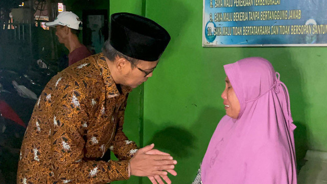 Rombongan bus pelajar SMK Lingga Kencana Depok kecelakaan di Subang, wali murid dan Wakil Wali Kota Depok Imam Budi Hartono (kiri) datang ke lokasi sekolah malam ini, Sabtu (11/5/2024). Foto: kumparan