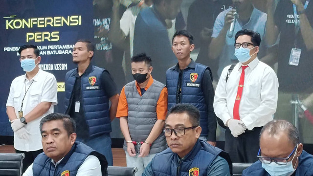 WNA asal China, Hao Yu (48), tersangka kasus tambang ilegal di Ketapang, Kalbar, beserta barang bukti dihadirkan dalam konferensi pers Sabtu (11/5/2024). Foto: Thomas Bosco/kumparan