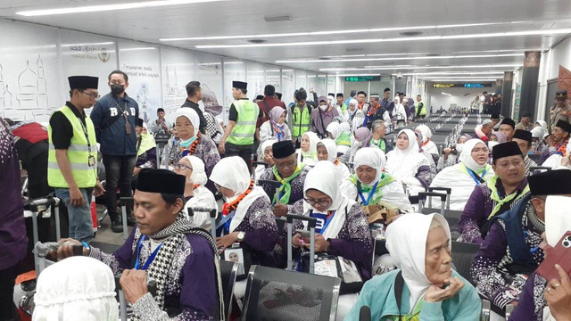 Ratusan Jemaah Haji Kloter Pertama Tiba di Area Makkah Route, Bandara Soekarno Hatta, Jakarta. Foto: Dok. Sherly