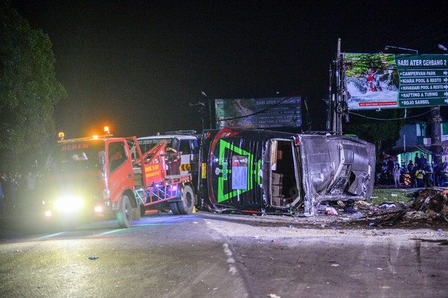 Mobil derek berusaha mengevakuasi bus yang terlibat kecelakaan di Desa Palasari, Kecamatan Ciater, Kabupaten Subang, Jawa Barat, Sabtu (11/5/2024). Foto: Raisan Al Farisi/ANTARA FOTO