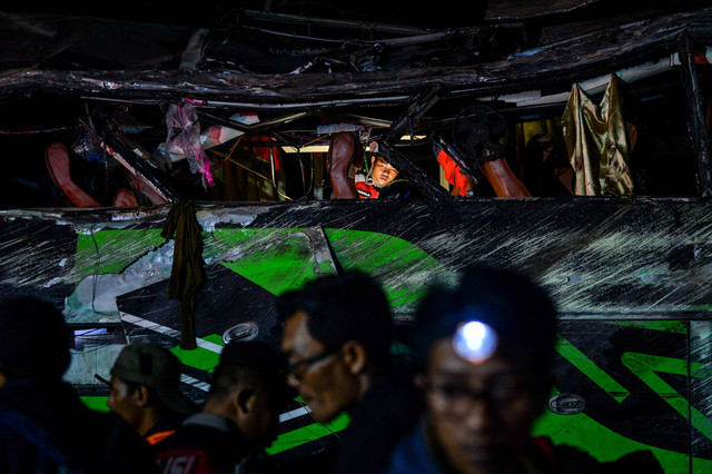 Petugas kepolisian mengevakuasi korban kecelakaan bus pariwisata di Desa Palasari, Kecamatan Ciater, Kabupaten Subang, Jawa Barat, Sabtu (11/5/2024). Foto: Raisan Al Farisi/ANTARA FOTO