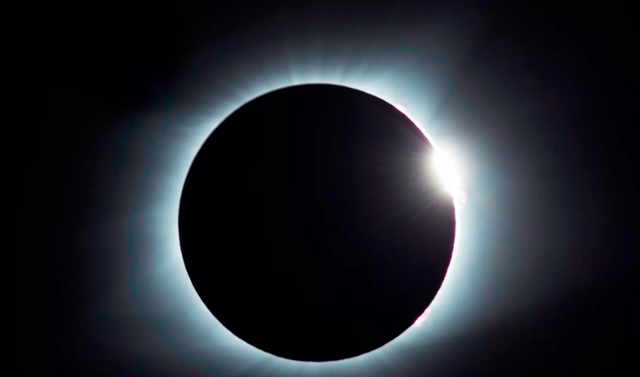 Ilustrasi daerah gelap yang dilalui inti bayangan bumi pada saat gerhana bulan disebut. Sumber: Unsplash/Mathew Schwartz