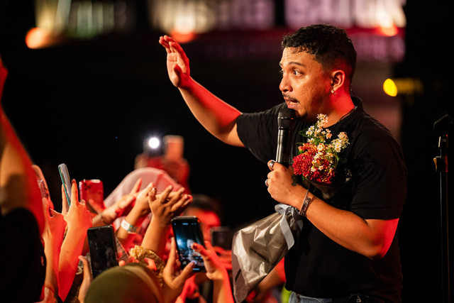 Solois Sal Priadi turut memeriahkan Jazz Gunung Slamet 2024 yang digelar di Bumi Perkemahan Palawi, Wana Wisata Baturaden, Banyumas, Jawa Tengah, pada Sabtu (11/5/2024). Foto: Vincentius Mario/kumparan