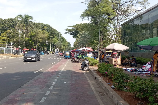 Suasana lokasi parkir mobil di luar kawasan Masjid Istiqlal, Jakarta Pusat, Minggu (12/5/2024). Foto: Fadlan Nuril Fahmi/kumparan