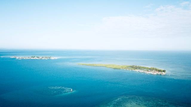 Pulau Panambungan. Foto hanyalah ilustrasi, bukan tempat yang sebenarnya. Sumber: Unsplash/Andi Hasbi Jaya