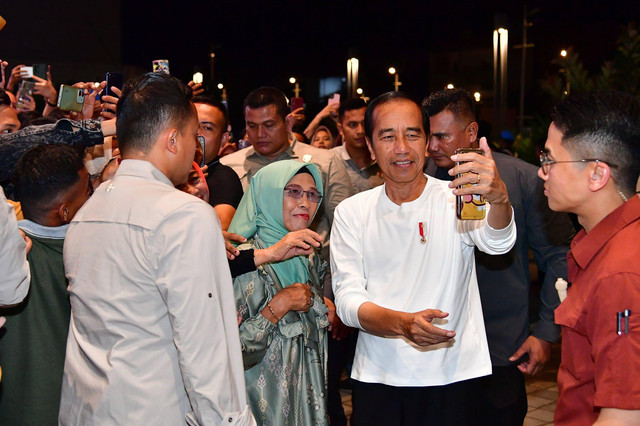 Presiden Joko Widodo menyapa warga di pusat perbelanjaan The Park, Kota Kendari, Provinsi Sulawesi Tenggara, Minggu (12/5/2024). Foto: Vico/Biro Pers Sekretariat Presiden