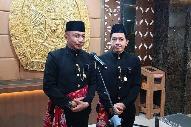 Bacagub DKI, Dharma Pongrekun dan Bacawagub DKI, Kun Wardana Abyoto menyambangi kantor KPU DKI Jakarta, Jakarta Pusat, Minggu (12/5/2024). Foto: Fadlan Nuril Fahmi/kumparan