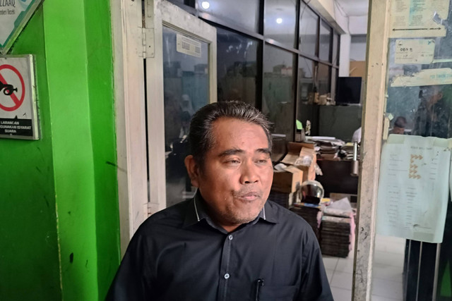 Kepala Sekolah SMK Lingga Kencana Depok, Sarojih, saat dijumpai di kantornya, Senin (13/5/2024). Foto: Thomas Bosco/kumparan