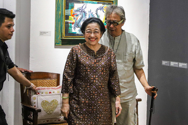 Ketua Umum PDIP, Megawati Soekarnoputri tersenyum saat menyambangi pameran seni rupa bertajuk "Melik Nggendong Lali" karya Butet Kertaradjasa di Galeri Indonesia Nasional, Jakarta Pusat, Senin (13/5/2024). Foto: Iqbal Firdaus/kumparan