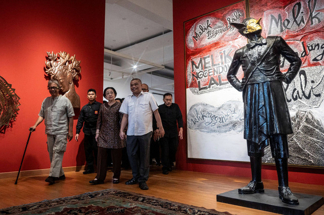 Ketua Umum PDI Perjuangan Megawati Soekarnoputri (ketiga kiri) didampingi seniman Butet Kartaredjasa berjalan di dekat patung sosok lelaki berbadan kurus, berhidung panjang yang mendongakkan kepala di Galeri Nasional, Jakarta, Senin (13/5/2024).  Foto: Erlangga Bregas Prakoso/ANTARA FOTO