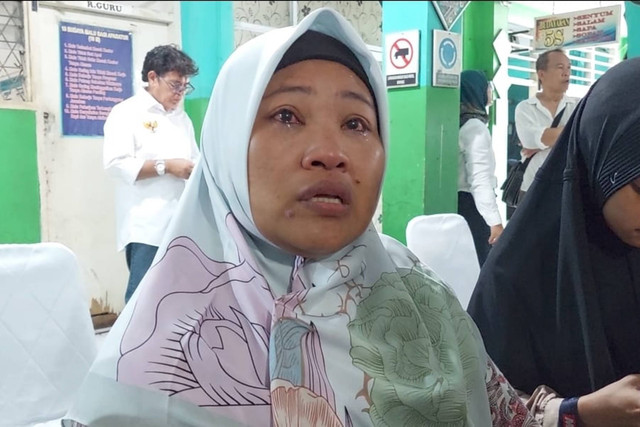 Rosdiyana, Ibu siswa kelas XII SMK Lingga Kencana Depok yang meninggal, Mahesa, akibat kecelakaan bis maut di Subang, Senin (13/5/2024). Foto: Thomas Bosco/kumparan