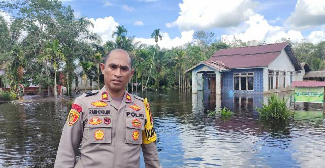 Kapolsek Sungai Ambawang, Iptu Rainmundus Nonatus Gawe. Kapolsek mengimbau warga yang masih belum mengungsi untuk waspada. Foto: Dok. Polsek Sungai Ambawang