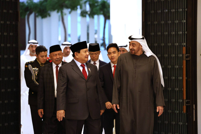 Presiden terpilih periode 2024-2029 Prabowo Subianto bersama wakil presiden terpilih Gibran Rakabuming Raka menemui presiden Uni Emirat Arab (UEA) Yang Mulia Syeikh Mohamed bin Zayed Al Nahyan (MBZ) di Istana Al Shati, Abu Dhabi, Senin, (14/5). Foto: Dok. media prabowo gibran