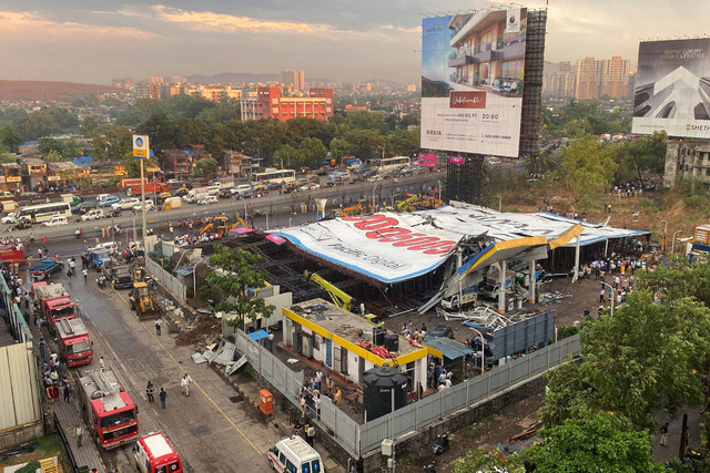 Foto udara menunjukkan papan reklame yang tumbang di sebuah pompa bensin menyusul badai angin dan debu di Mumbai, India (13/5/2024).  Foto: Prashant Waydande / REUTERS