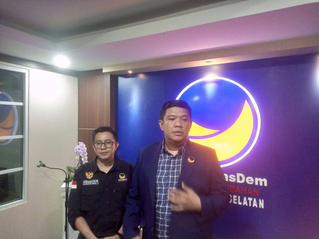 Bakal Calon Bupati PALI Iwan Tuaji didampingi Ketua DPD Nasdem Pali, Darmawan, Foto : Abdul Toriq/Urban Id
