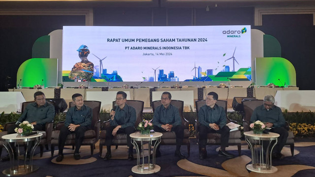 Anggota Direksi PT Adaro Minerals Indonesia Tbk (ADMR) dalam konfernsi pers RUPST 2024 di Jakarta, Selasa (14/5/2024). Foto: Ghifari/Kumparan