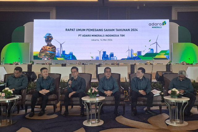 Anggota Direksi PT Adaro Minerals Indonesia Tbk (ADMR) dalam konfernsi pers RUPST 2024 di Jakarta, Selasa (14/5/2024). Foto: Ghifari/Kumparan