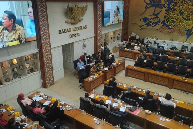 Baleg DPR bersama tim ahli rapat perdana soal RUU Kementerian Negara, Selasa (14/5/2024). Foto: Paulina Herasmaranindar/kumparan
