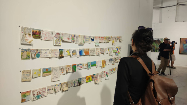 Pengunjung mendalami karya-karya seni rupa di Suluh Sumurup Art Fest 2024. Foto: Nawalre Bujanadi/Pandangan Jogja