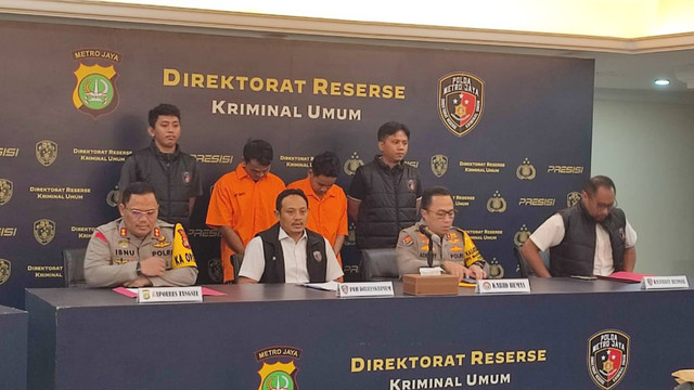 Pers rilis kasus pembunuhan pria terbungkus sarung di Polda Metro Jaya, Selasa (14/5/2024). Foto: Rachmadi Rasyad/kumparan
