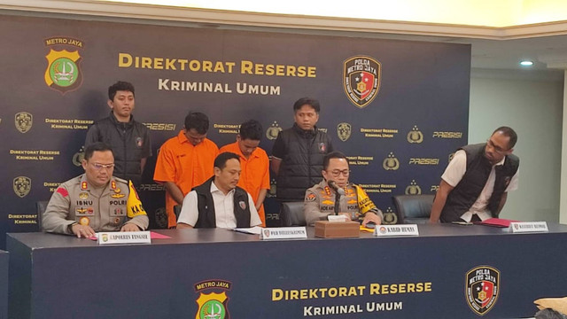 Pers rilis kasus pembunuhan pria terbungkus sarung di Polda Metro Jaya, Selasa (14/5/2024). Foto: Rachmadi Rasyad/kumparan