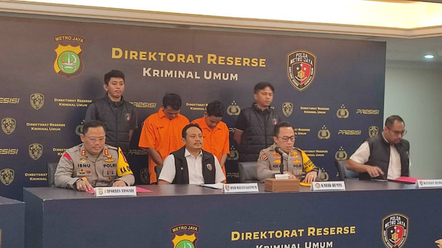 Pers rilis kasus pembunuhan pria terbungkus sarung di Polda Metro Jaya, Selasa (14/5/2024). Foto: Rachmadi Rasyad/kumparan