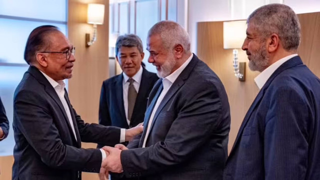Perdana Menteri Malaysia Anwar Ibrahim bertemu dengan pemimpin Hamas Ismail Haniyeh dan mantan ketua Hamas Khaled Mashal di Qatar.  Foto: Dok. Facebook/Anwar Ibrahim
