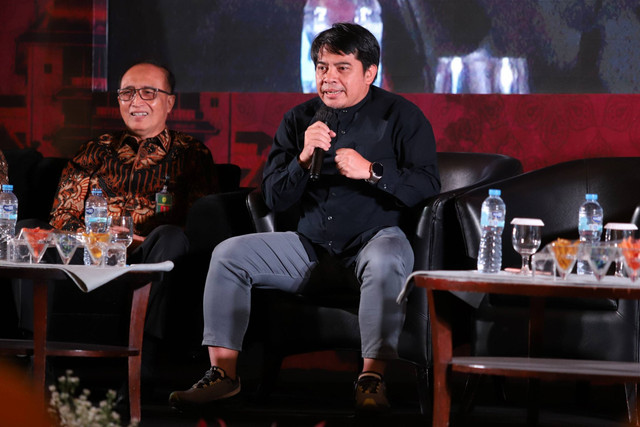 Rektor Unair Prof Nasih (kiri) bersama Ketua Forum Pemred sekaligus Pemimpin Redaksi kumparan Arifin Asydhad dalam acara Diskusi Kebangsaan Gagasan Unair Menuju Indonesia Maju di Hotel JS Luwansa, Jakarta, Selasa (14/5/2024). Foto: Iqbal Firdaus/kumparan