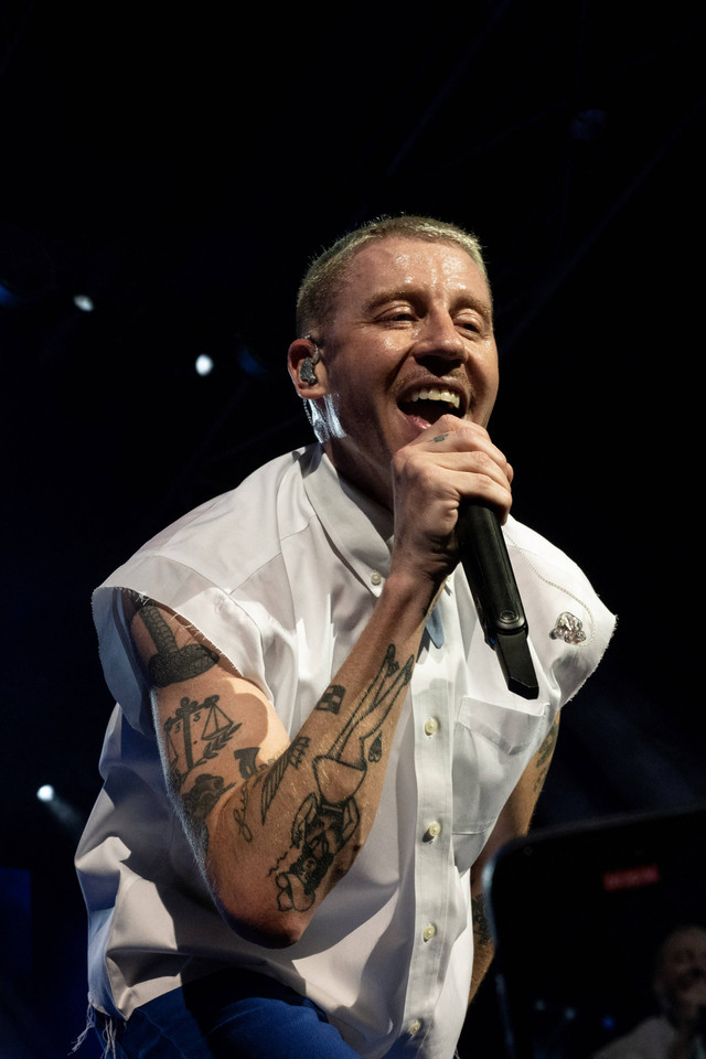 Rapper dan penyanyi AS Benjamin Hammond Haggerty alias Macklemore. Foto: Anna KURTH / AFP
