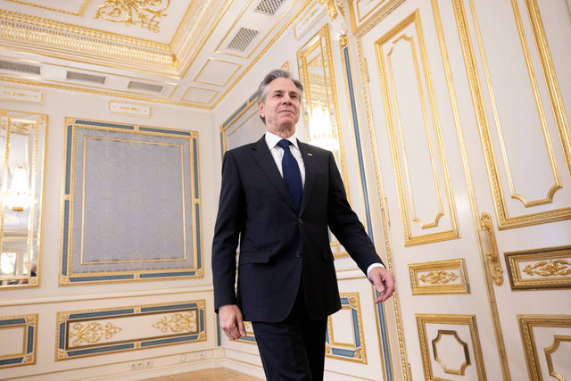 Menteri Luar Negeri AS Antony Blinken tiba sebelum pertemuan dengan Presiden Ukraina Volodymyr Zelensky di Kiev, Ukraina, Selasa (14/5/2024). Foto: BRENDAN SMIALOWSKI/Pool via REUTERS