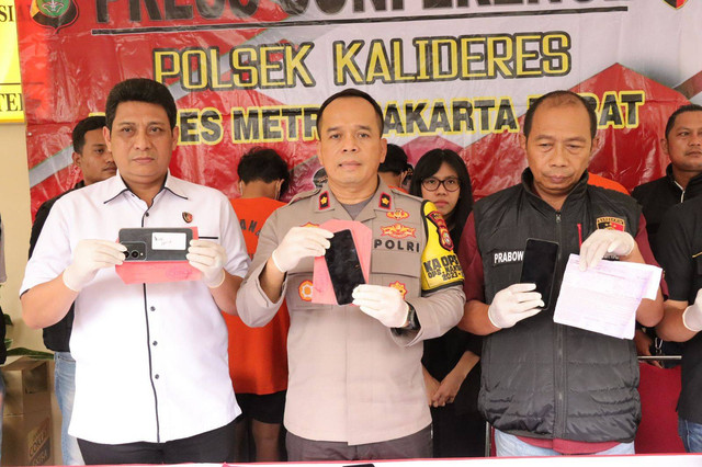 Polisi menangkap 3 pemuda tersangka kasus pemerasan dan penipuan via aplikasi MiChat. Foto: Dok. Istimewa